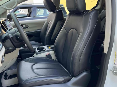 Used 2023 Chrysler Pacifica Touring-L image 46