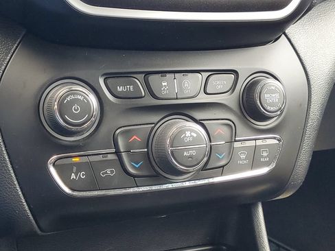 Used 2020 Jeep Cherokee Trailhawk w/ Cold Weather Group AWD/4WD image 15