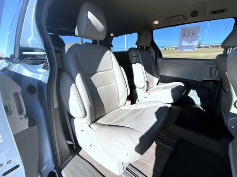 Used 2017 Toyota Sienna XLE image 19