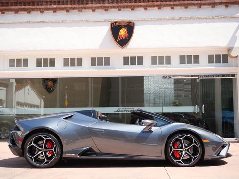 Used 2021 Lamborghini Huracan EVO image 2