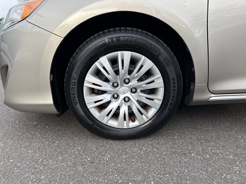Used 2013 Toyota Camry LE FWD image 13
