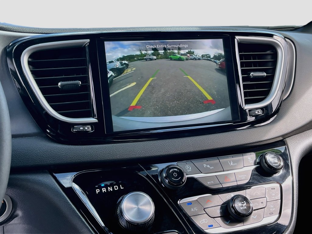 Used 2026 Chrysler Pacifica Select FWD image 13