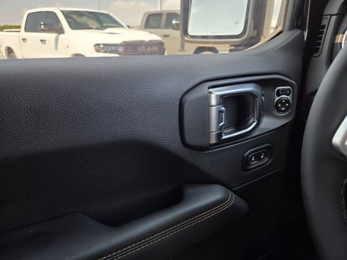 New 2026 Jeep Wrangler Unlimited Sahara AWD/4WD image 40