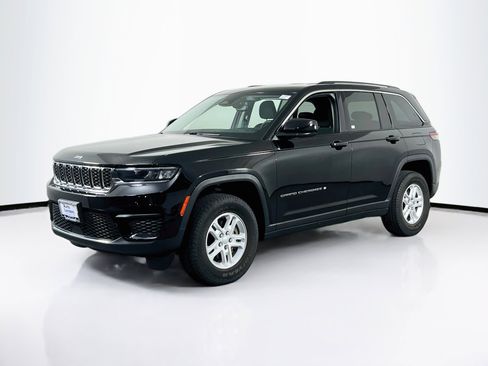 Used 2023 Jeep Grand Cherokee Laredo AWD/4WD image 1