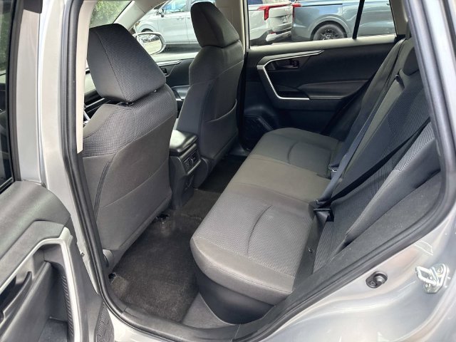 Used 2022 Toyota RAV4 LE AWD/4WD image 16