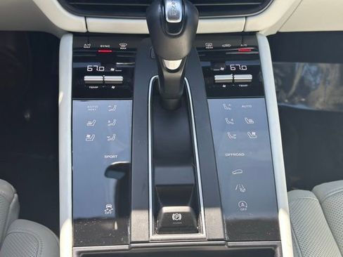 Used 2024 Porsche Macan AWD/4WD image 18