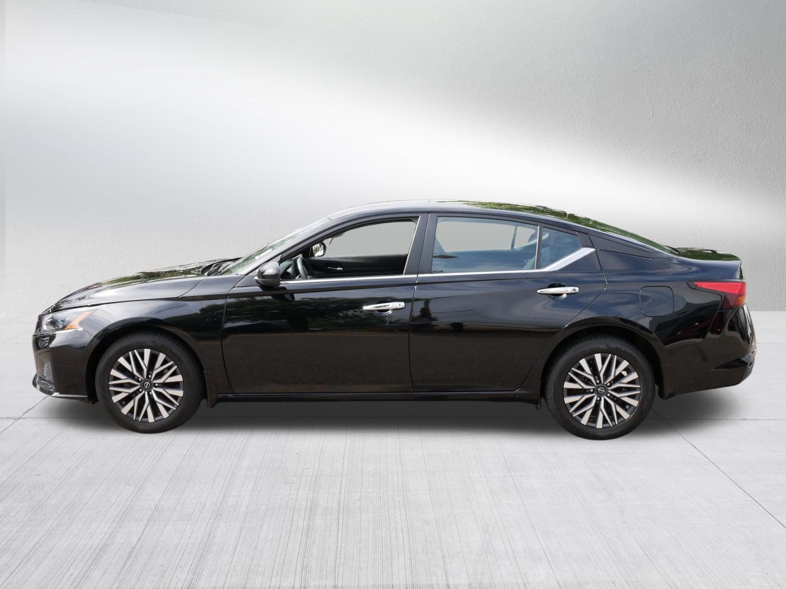 Used 2024 Nissan Altima 2.5 SV w/ SV Premium Package AWD/4WD image 4