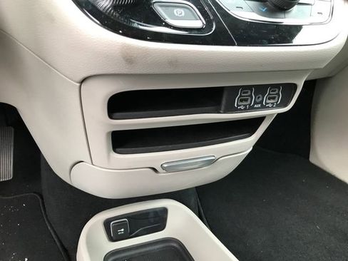 Used 2024 Chrysler Pacifica Touring-L image 7