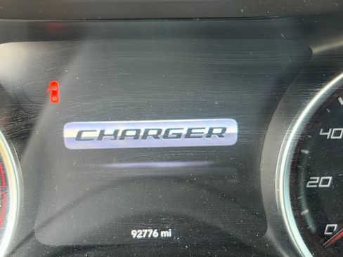 Used 2019 Dodge Charger SXT RWD image 4