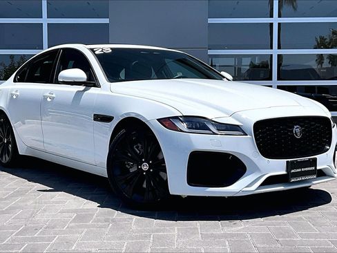 Used 2023 Jaguar XF SE RWD image 3