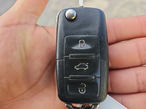 Used 2010 Volkswagen Beetle Coupe FWD image 36
