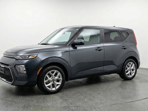 Used 2025 Kia Soul LX w/ LX Technology Package FWD image 3