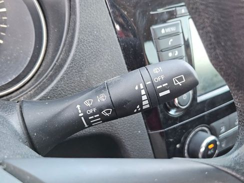 Used 2019 Nissan Rogue S FWD image 12