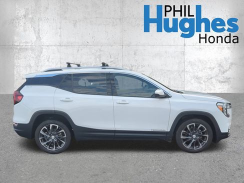 Used 2022 GMC Terrain SLT w/ Infotainment Package II image 2