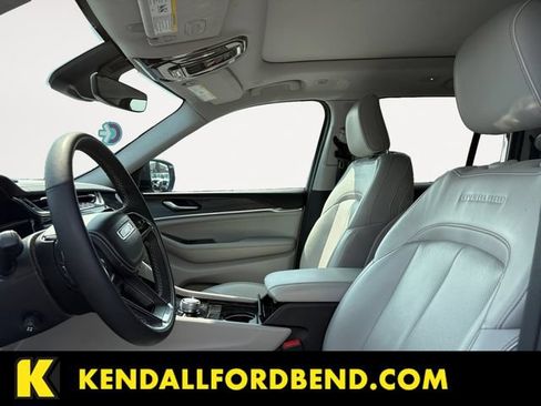 Used 2022 Jeep Grand Cherokee Overland AWD/4WD image 11