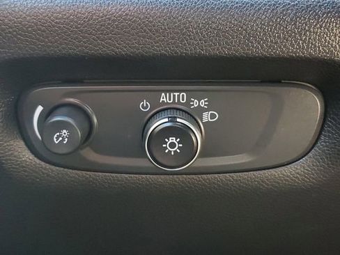 Used 2023 Chevrolet Traverse LT image 33