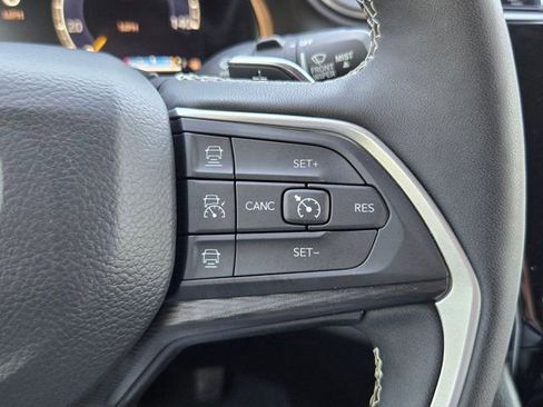 Used 2025 Jeep Grand Cherokee Altitude AWD/4WD image 21