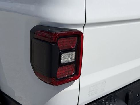 Used 2025 Jeep Gladiator Mojave w/ Convenience Group image 14