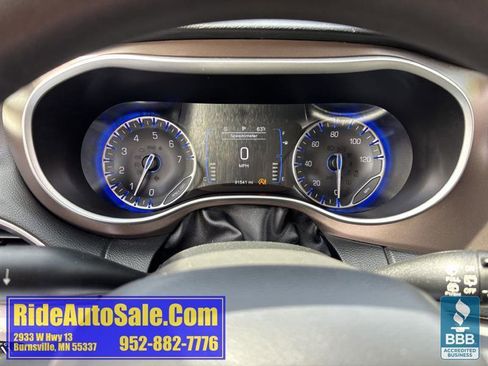 Used 2017 Chrysler Pacifica Touring w/ Tire & Wheel Group FWD image 19