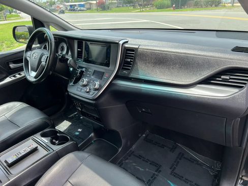 Used 2015 Toyota Sienna SE Premium FWD image 17