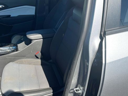 Used 2025 Chevrolet Trax LT w/ LT Convenience Package FWD image 19
