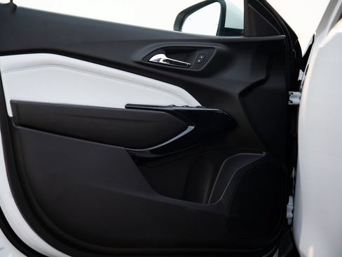 New 2026 Chevrolet Trax LT w/ Sunroof Package FWD image 9