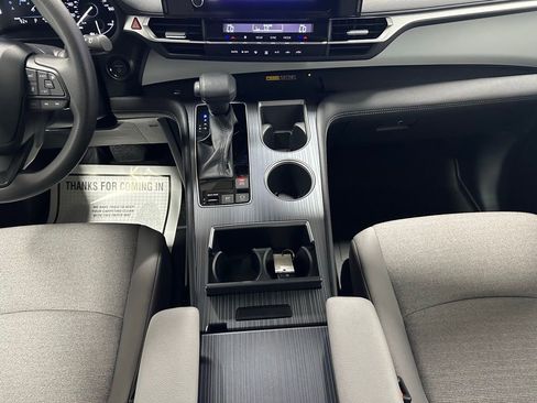 Used 2025 Toyota Sienna LE FWD image 40
