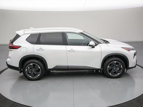 Used 2024 Nissan Rogue SV AWD/4WD image 3