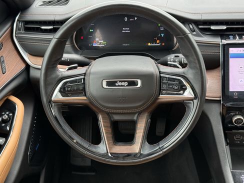 Used 2022 Jeep Grand Cherokee Summit w/ Luxury Tech Group V image 15