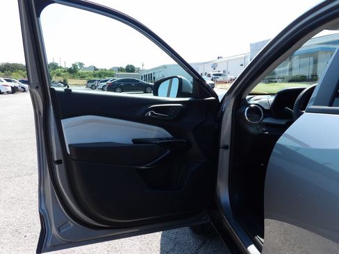 Used 2025 Chevrolet Trax LT FWD image 3