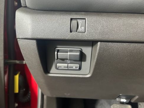 Used 2025 Chevrolet Colorado Z71 w/ Technology Package AWD/4WD image 19