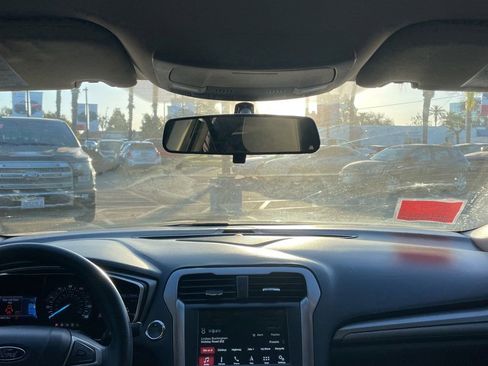 Used 2017 Ford Fusion SE w/ Fusion SE Technology Package image 17