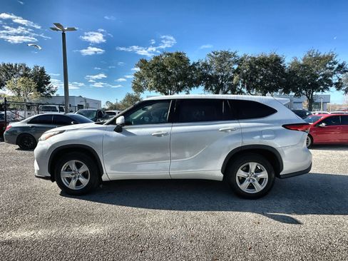 Used 2022 Toyota Highlander LE image 3