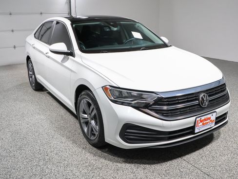 Used 2023 Volkswagen Jetta SE w/ Panoramic Sunroof Package FWD image 5