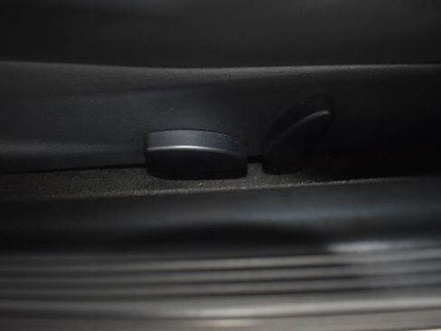 Used 2008 Chrysler Crossfire Limited image 15