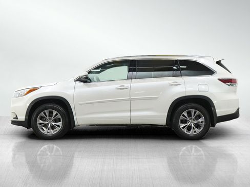 Used 2015 Toyota Highlander XLE image 2