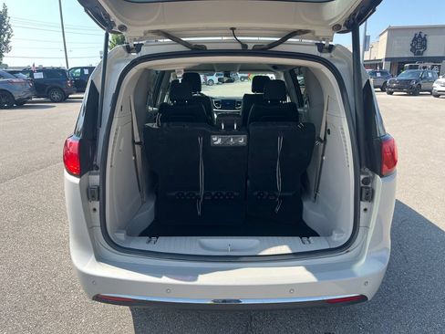 Used 2017 Chrysler Pacifica Touring-L w/ Tire & Wheel Group FWD image 27