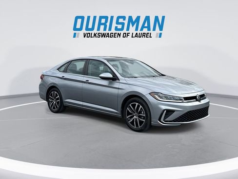 Used 2025 Volkswagen Jetta SE FWD image 2