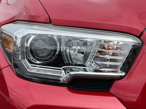 Used 2017 Toyota Tacoma TRD Sport w/ Tow Package RWD image 10