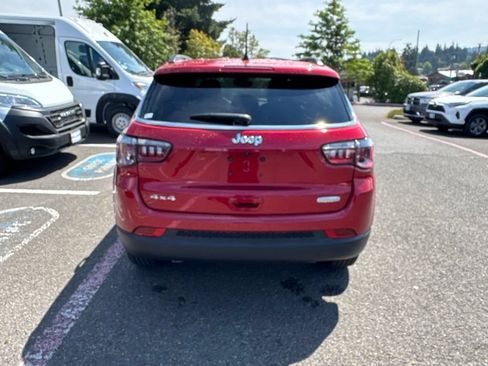 Used 2025 Jeep Compass Latitude AWD/4WD image 8