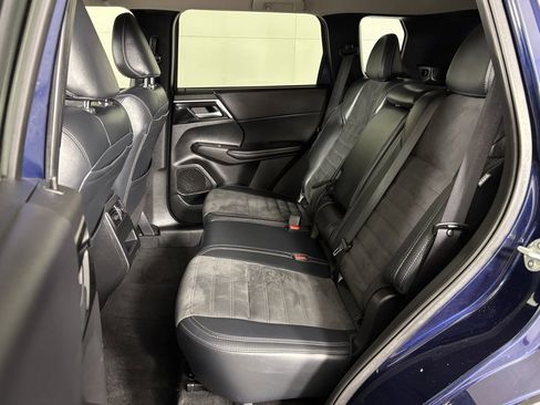 Used 2024 Mitsubishi Outlander SE image 37