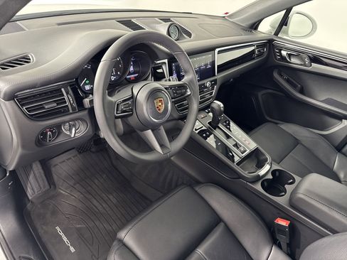 Certified 2025 Porsche Macan image 4