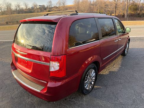 Used 2011 Chrysler Town & Country Limited image 7