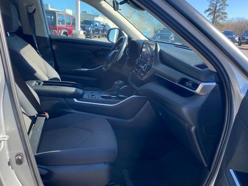 Used 2023 Toyota Highlander LE image 20