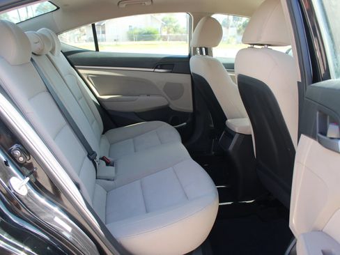 Used 2018 Hyundai Elantra SEL FWD image 31