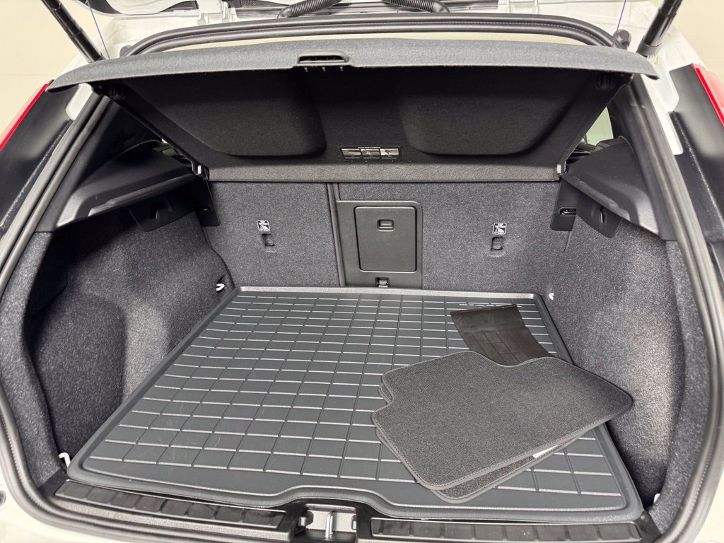 Certified 2024 Volvo XC40 B5 Core AWD/4WD image 10