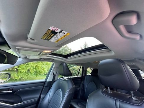 Used 2022 Toyota Highlander XLE AWD/4WD image 13