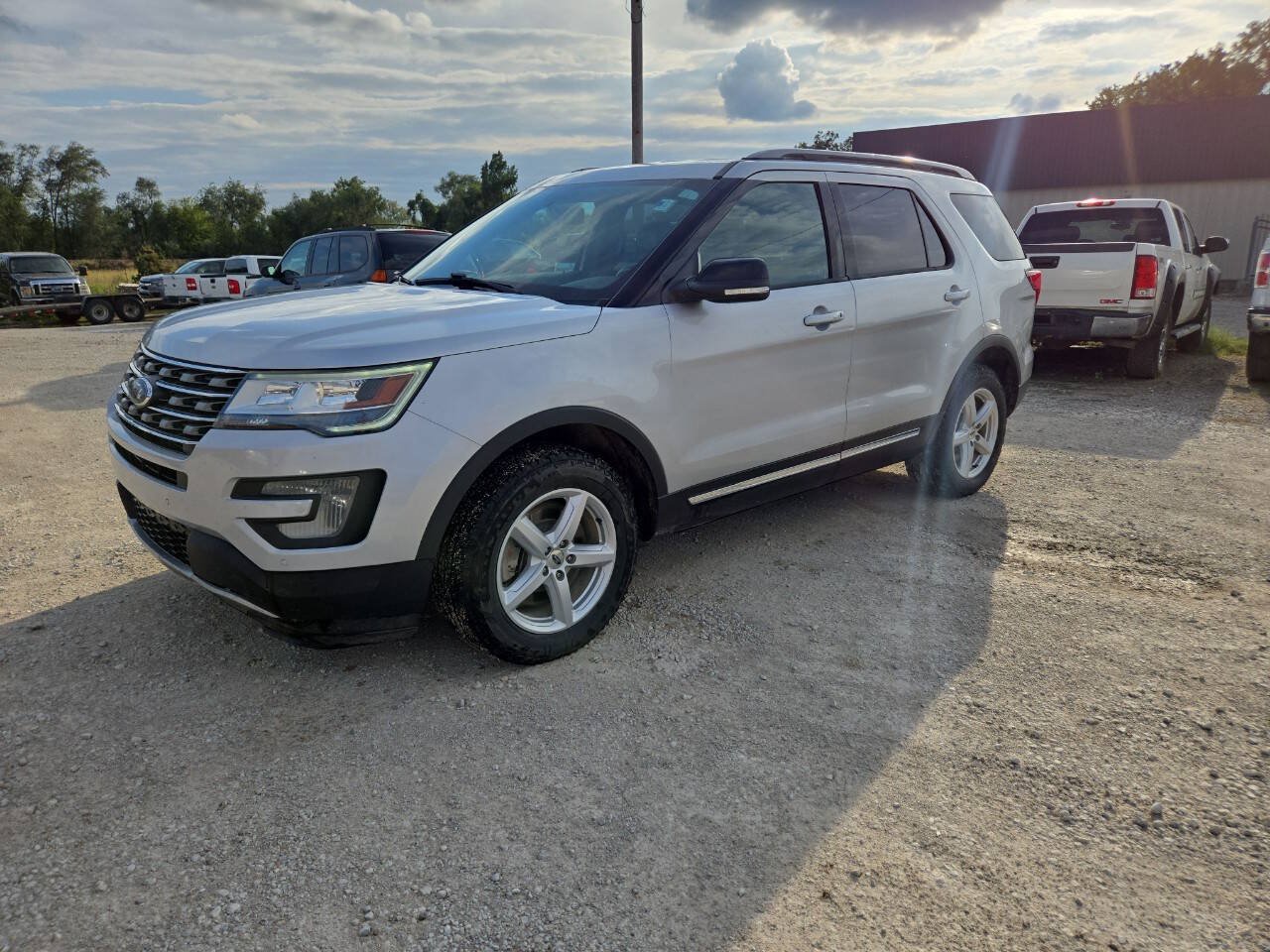 Used 2017 Ford Explorer XLT w/ Equipment Group 202A AWD/4WD image 4
