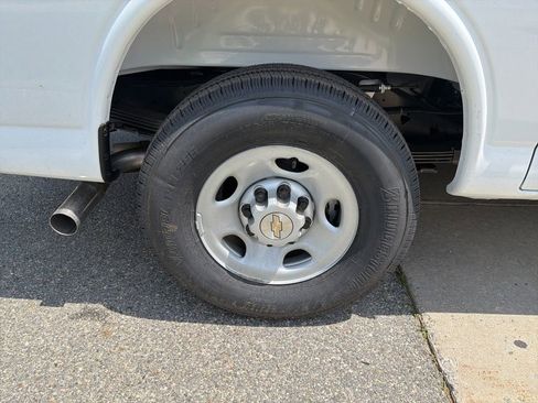 New 2026 Chevrolet Express 3500 RWD image 28