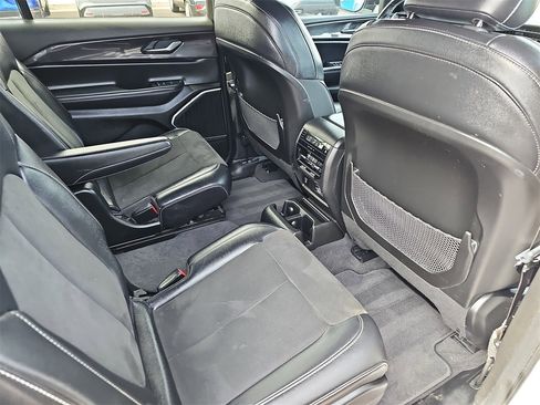 Used 2022 Jeep Grand Cherokee L Laredo image 11